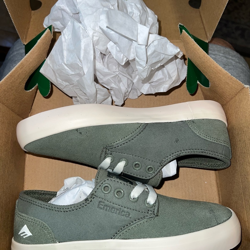 Kids youth Emerica size 2 Olive suede Shoes with White Accents